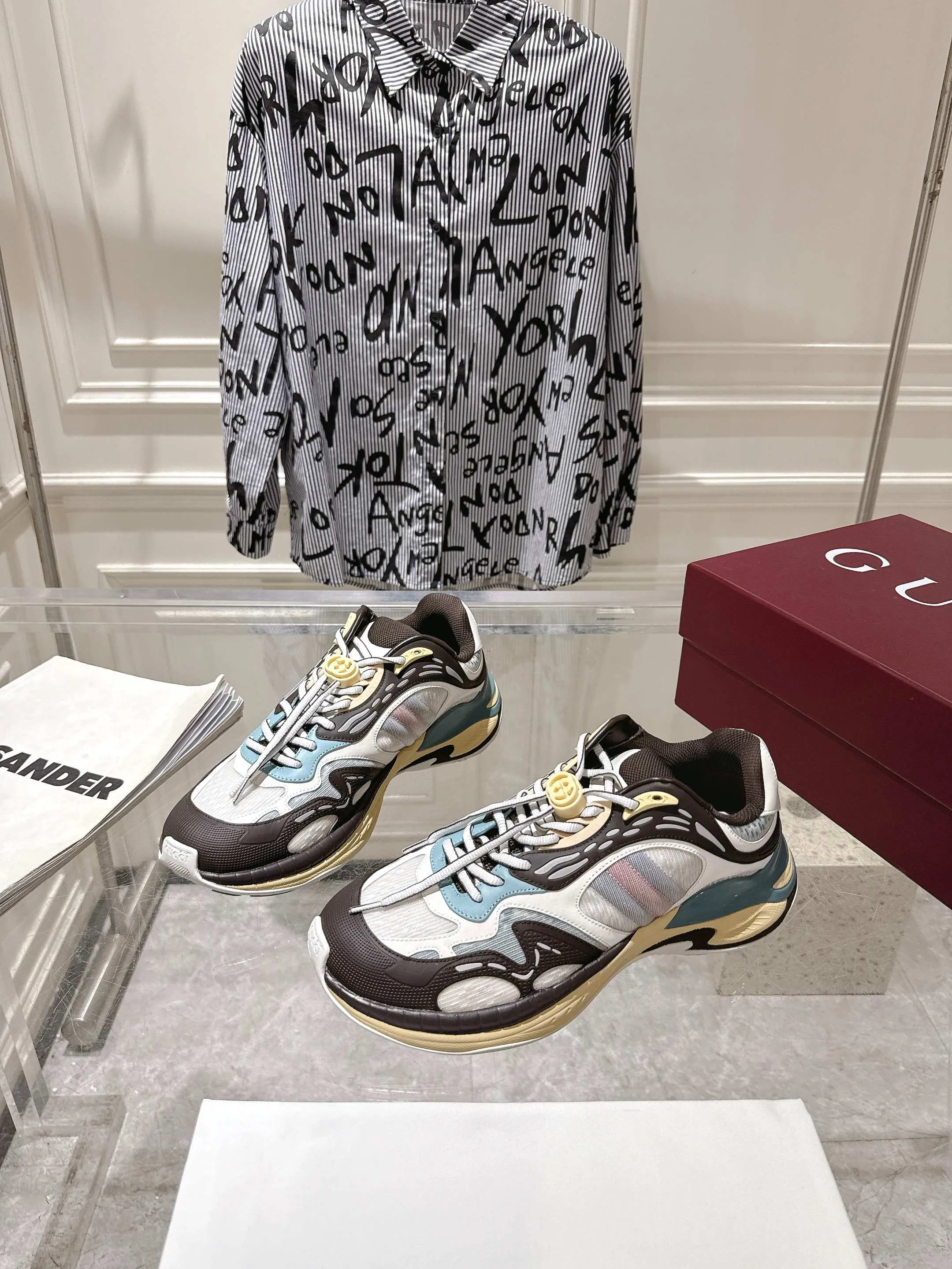 👟👟Ex-factory price 980👟👟Upgraded version with airplane case Gucci Gucci 25ss hot new style couple style retro sports shoes dad shoes This Gucci 2.0 reinterprets the brand's iconic striped webbing elements. This new interpretation of iconic details uses EVA thick soles with a smart silhouette, bringing a stable and comfortable wearing experience. Delivered in exquisite packaging. Fabric: Made of original imported cowhide/technical fabric. Inner foot pad: Breathable mesh. Heel height: 4cm. Sole: Original customized ultra-light foam rubber outsole. Size: 35-45 (women's size 40, men's size 45, custom-made, non-returnable)